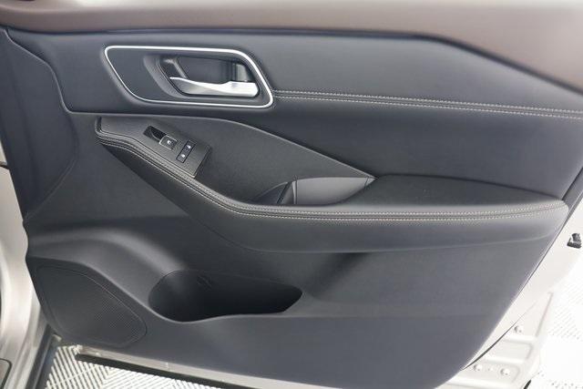 Photo of 2023 Champagne Silver Nissan Rogue