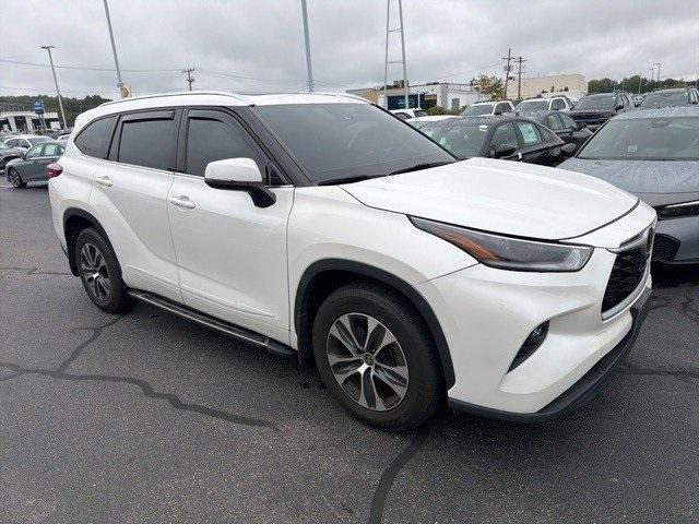 Photo of 2021 White Toyota Highlander