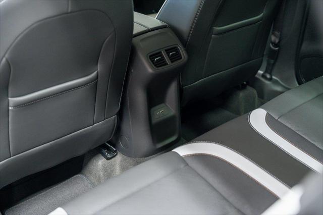 Photo of 2025 White Frost Tricoat Buick Envision