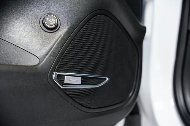 Photo of 2025 White Frost Tricoat Buick Envision