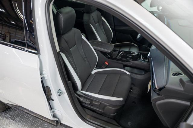 Photo of 2025 White Frost Tricoat Buick Envision