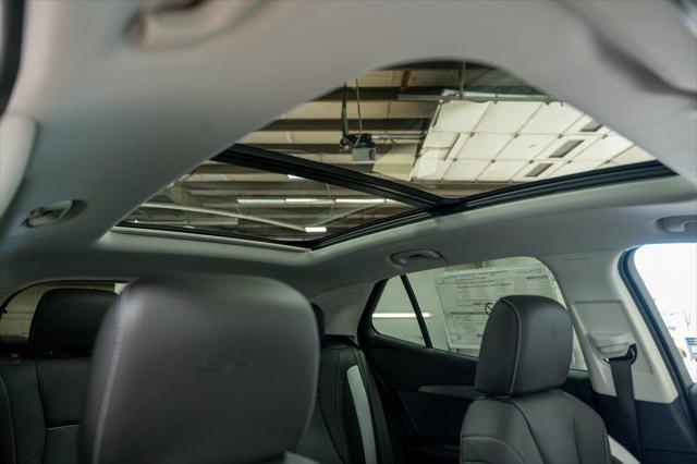 Photo of 2025 White Frost Tricoat Buick Envision
