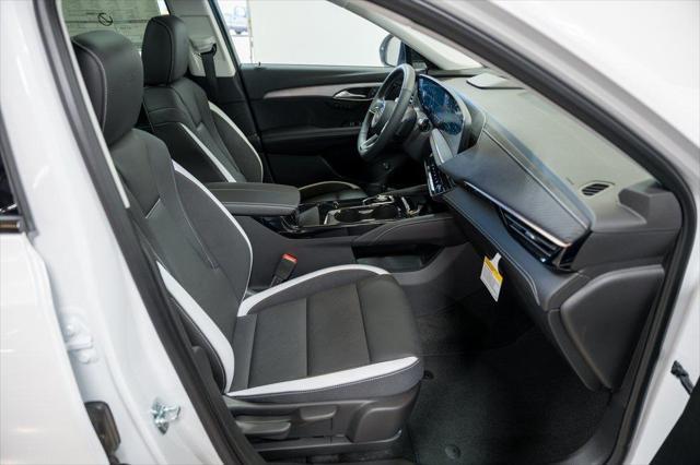 Photo of 2025 White Frost Tricoat Buick Envision