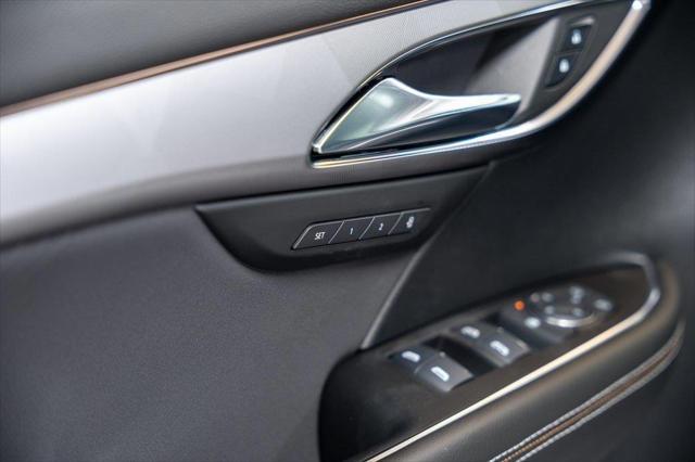 Photo of 2025 White Frost Tricoat Buick Envision