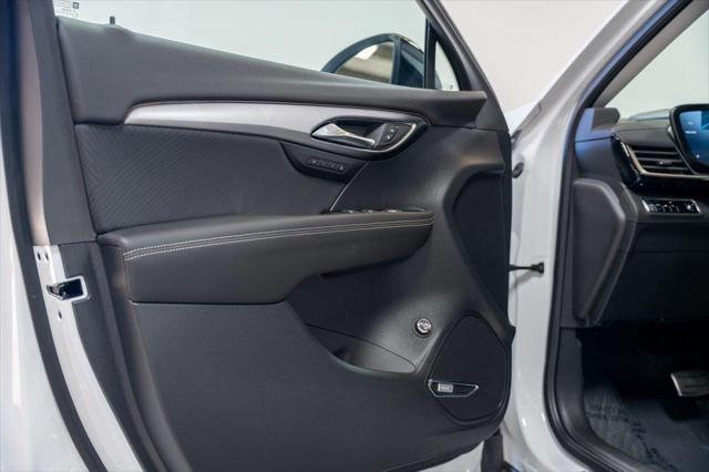 Photo of 2025 White Frost Tricoat Buick Envision