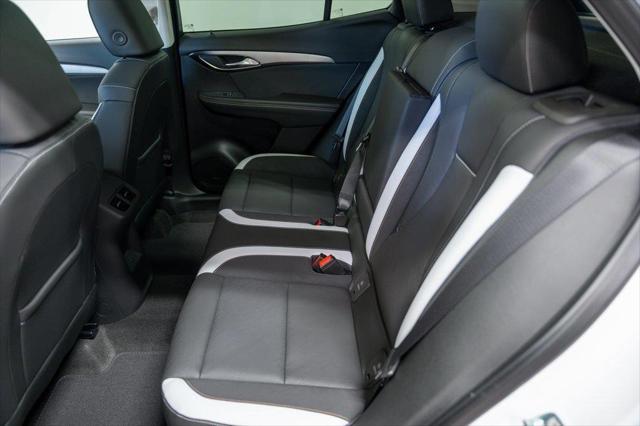 Photo of 2025 White Frost Tricoat Buick Envision
