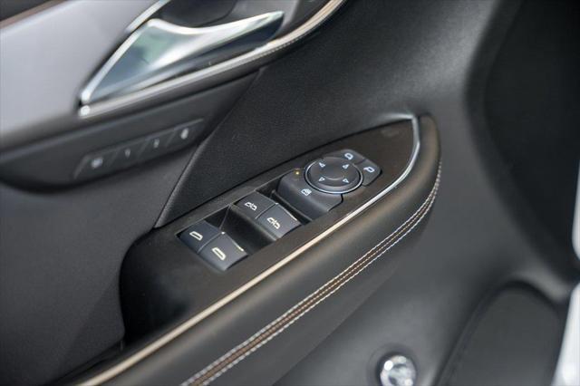Photo of 2025 White Frost Tricoat Buick Envision
