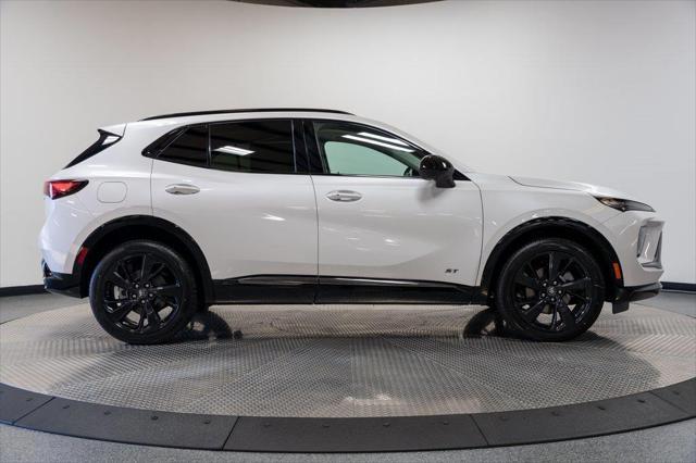 Photo of 2025 White Frost Tricoat Buick Envision