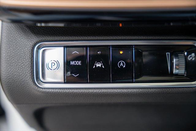 Photo of 2025 White Frost Tricoat Buick Envision