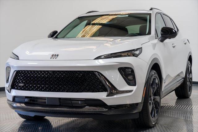Photo of 2025 White Frost Tricoat Buick Envision