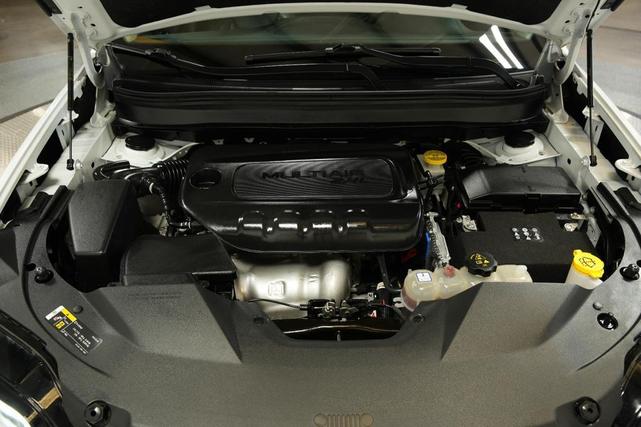 Photo of 2023 Bright White Clearcoat Jeep Cherokee