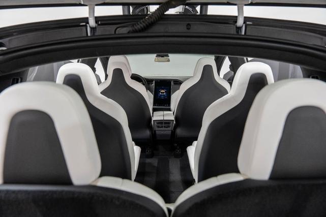 Photo of 2018 Pearl White Multi-Coat Tesla Model X