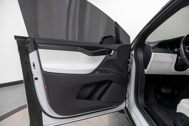 Photo of 2018 Pearl White Multi-Coat Tesla Model X