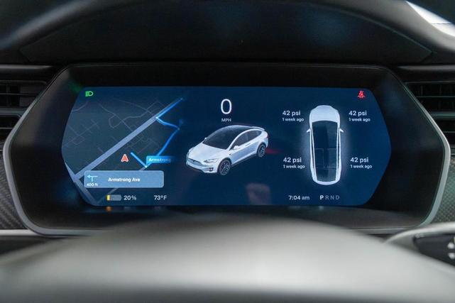 Photo of 2018 Pearl White Multi-Coat Tesla Model X