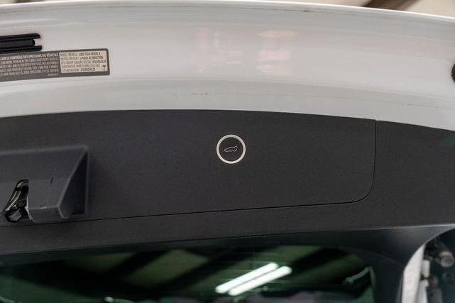 Photo of 2018 Pearl White Multi-Coat Tesla Model X