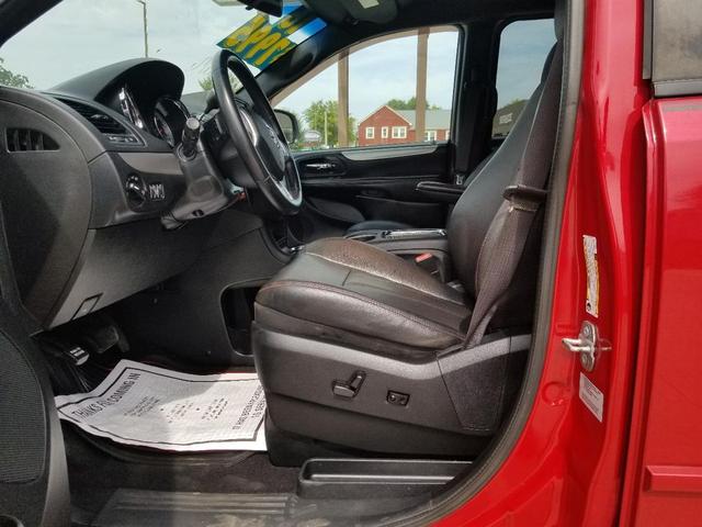 Photo of 2016 Red Dodge Grand Caravan