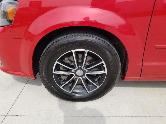 Photo of 2016 Red Dodge Grand Caravan