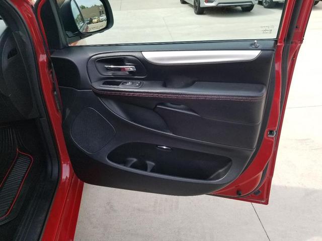 Photo of 2016 Red Dodge Grand Caravan