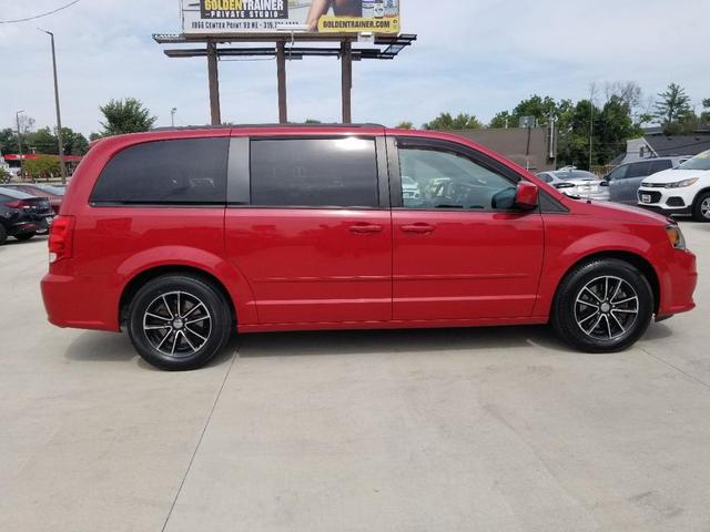 Photo of 2016 Red Dodge Grand Caravan