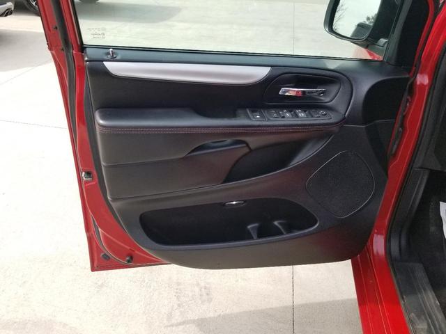 Photo of 2016 Red Dodge Grand Caravan