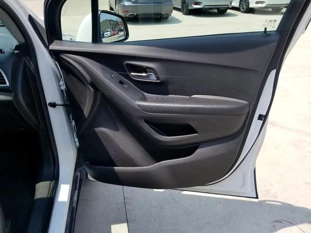 Photo of 2021 Summit White Chevrolet Trax