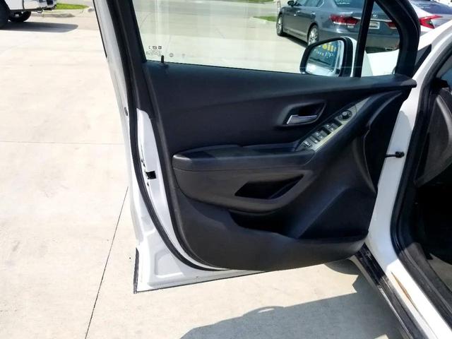 Photo of 2021 Summit White Chevrolet Trax
