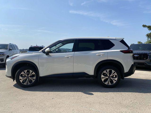 Photo of 2023 Pearl White Tricoat Nissan Rogue