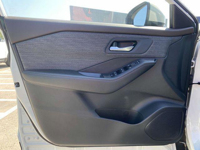 Photo of 2023 Pearl White Tricoat Nissan Rogue