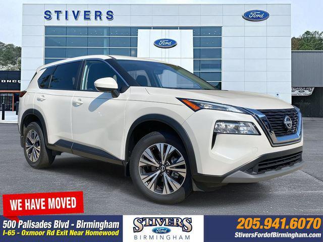 Photo of 2023 Pearl White Tricoat Nissan Rogue