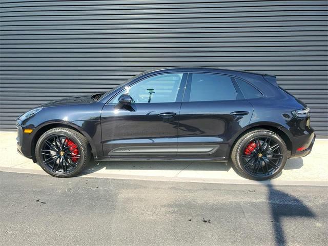 Photo of 2024 Jet Black Metallic Porsche Macan