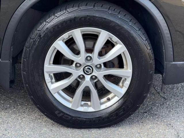 Photo of 2017 Midnight Jade Nissan Rogue