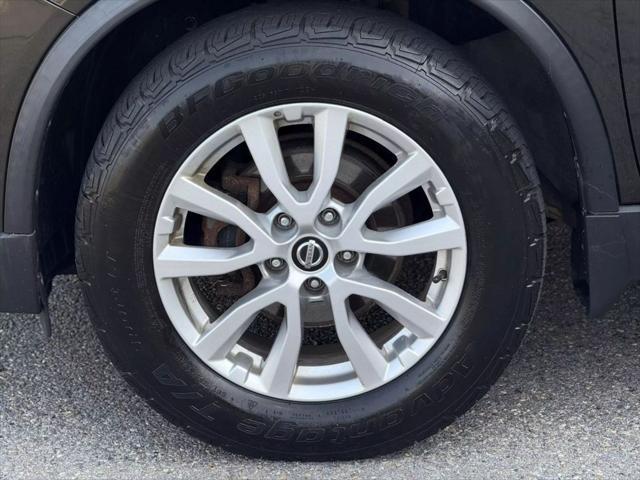 Photo of 2017 Midnight Jade Nissan Rogue