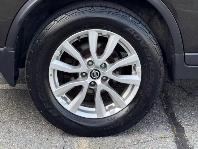 Photo of 2017 Midnight Jade Nissan Rogue