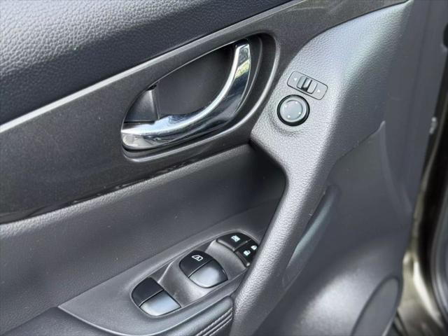 Photo of 2017 Midnight Jade Nissan Rogue