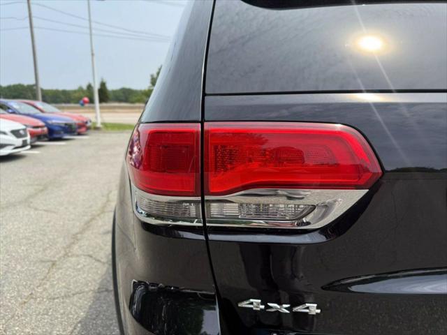 Photo of 2017 Diamond Black Crystal Pearlcoat Jeep Grand Cherokee