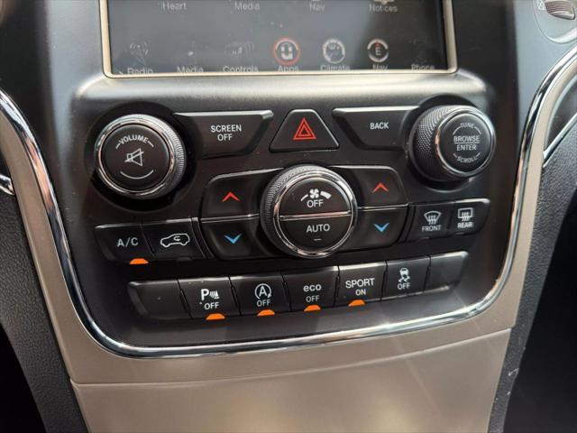 Photo of 2017 Diamond Black Crystal Pearlcoat Jeep Grand Cherokee
