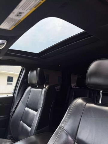 Photo of 2017 Diamond Black Crystal Pearlcoat Jeep Grand Cherokee