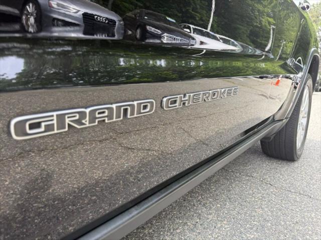 Photo of 2017 Diamond Black Crystal Pearlcoat Jeep Grand Cherokee