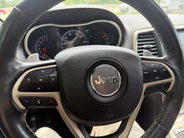 Photo of 2017 Diamond Black Crystal Pearlcoat Jeep Grand Cherokee