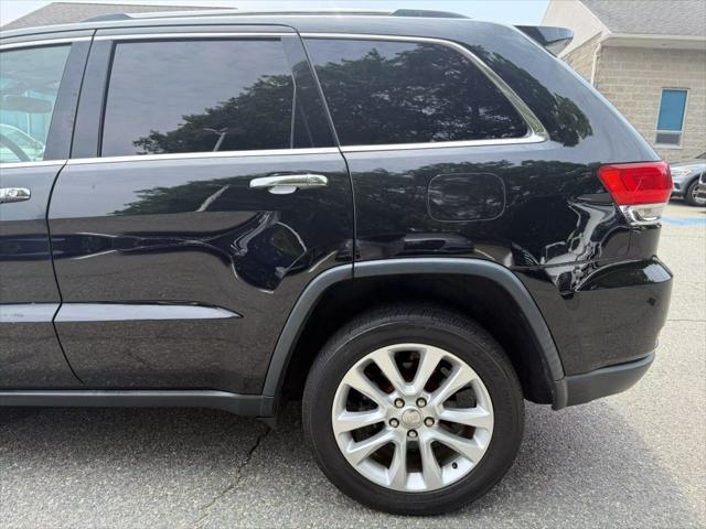 Photo of 2017 Diamond Black Crystal Pearlcoat Jeep Grand Cherokee