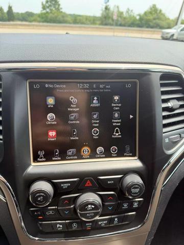 Photo of 2017 Diamond Black Crystal Pearlcoat Jeep Grand Cherokee