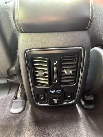 Photo of 2017 Diamond Black Crystal Pearlcoat Jeep Grand Cherokee