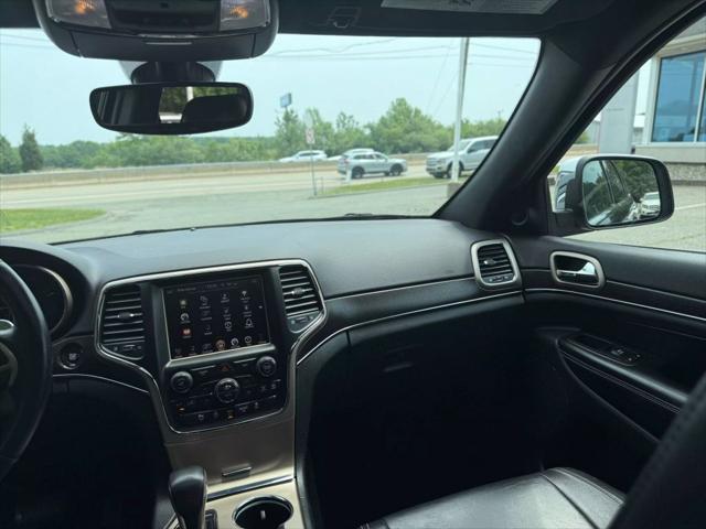 Photo of 2017 Diamond Black Crystal Pearlcoat Jeep Grand Cherokee