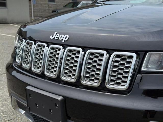 Photo of 2017 Diamond Black Crystal Pearlcoat Jeep Grand Cherokee