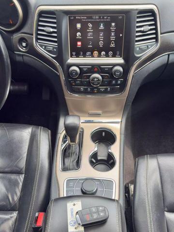 Photo of 2017 Diamond Black Crystal Pearlcoat Jeep Grand Cherokee