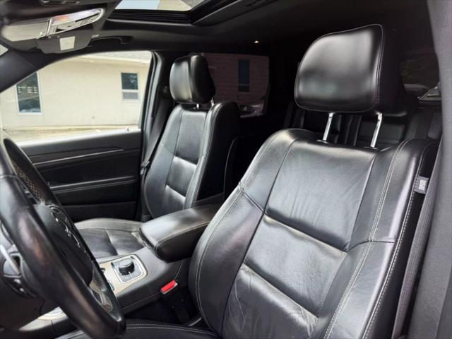 Photo of 2017 Diamond Black Crystal Pearlcoat Jeep Grand Cherokee
