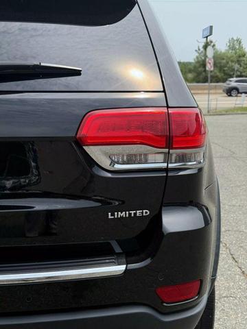 Photo of 2017 Diamond Black Crystal Pearlcoat Jeep Grand Cherokee