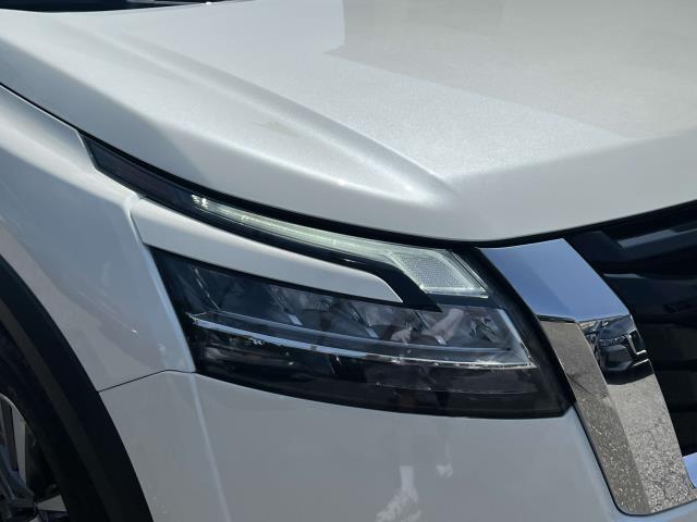 Photo of 2023 White Nissan Pathfinder