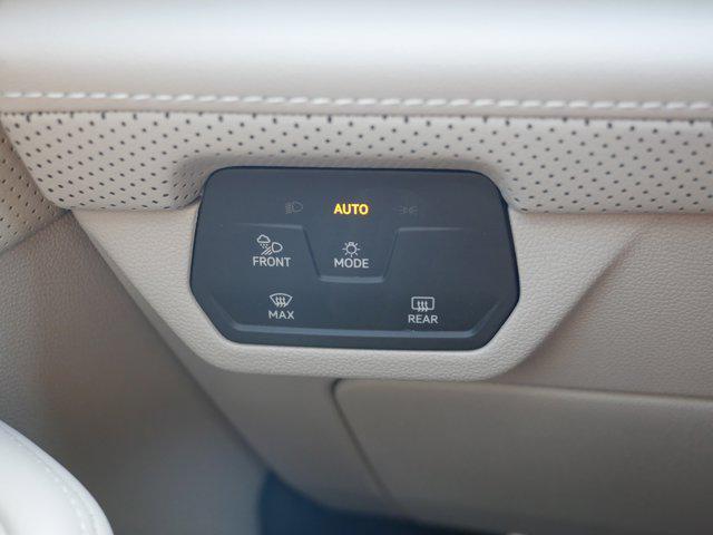 Photo of 2024 Opal White Pearl Volkswagen Atlas