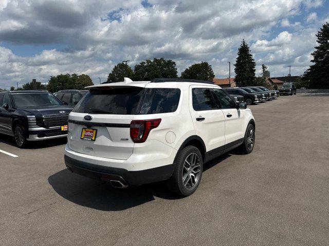 Photo of 2017 White Platinum Metallic Tri-Coat Ford Explorer